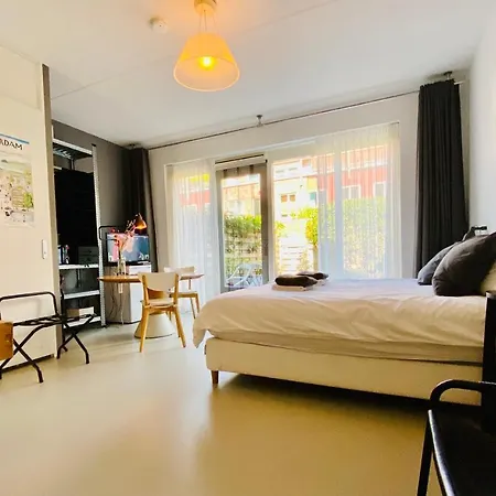 Couette-café Private Studio, Patio Garden And Free Car Parking