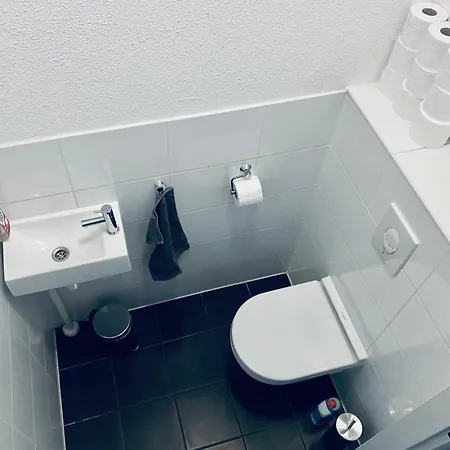 Private Studio, Patio Garden And Free Car Parking Couette-café 4*