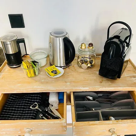 Private Studio, Patio Garden And Free Car Parking Frühstückspension 4*