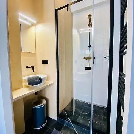 Private Studio, Patio Garden And Free Car Parking Frühstückspension 4*