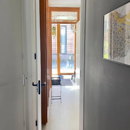 Private Studio, Patio Garden And Free Car Parking 4*