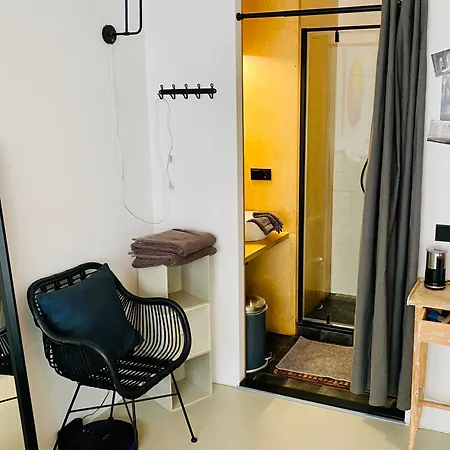 Private Studio, Patio Garden And Free Car Parking Frühstückspension