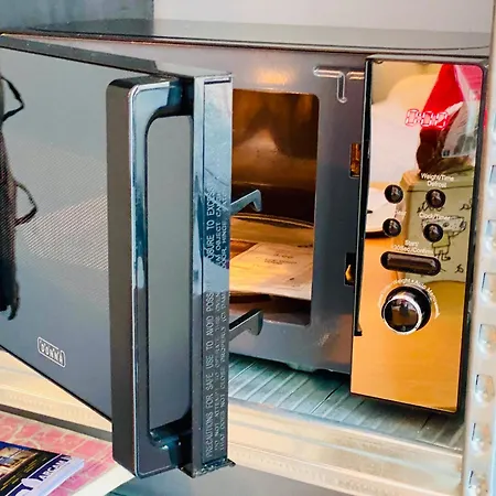 Private Studio, Patio Garden And Free Car Parking