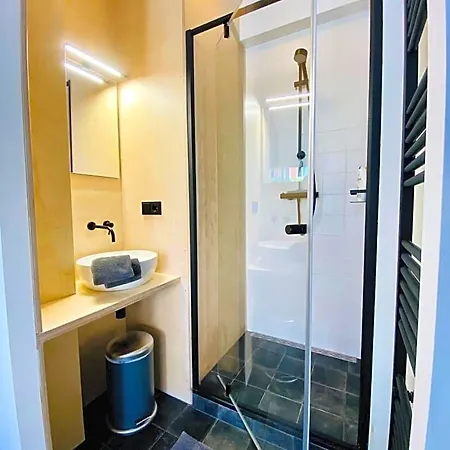 Private Studio, Patio Garden And Free Car Parking