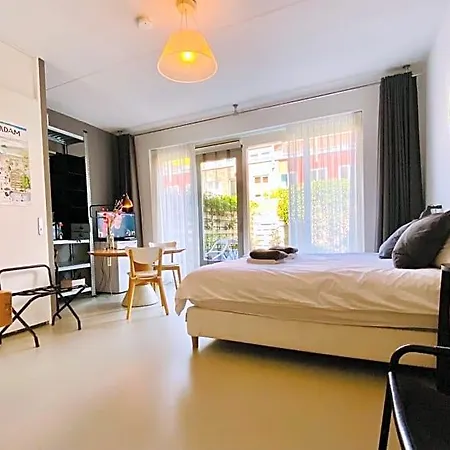 Bed & Breakfast Private Studio, Patio Garden And Free Car Parking 4*