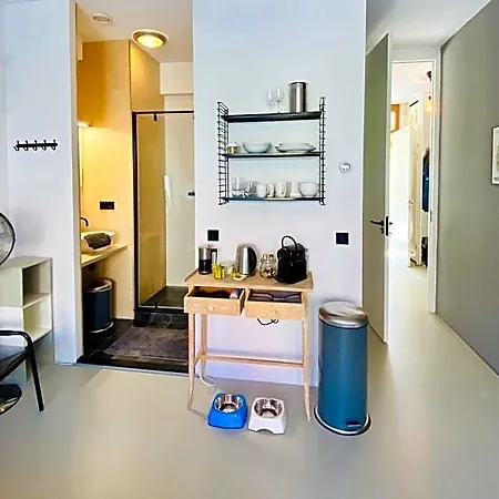 Private Studio, Patio Garden And Free Car Parking Bed & Breakfast