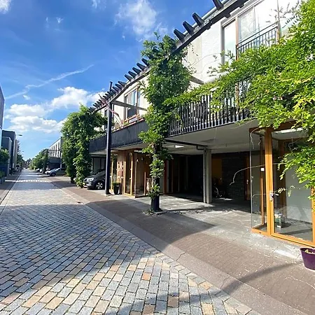 Private Studio, Patio Garden And Free Car Parking 4*
