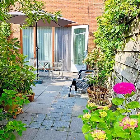 Private Studio, Patio Garden And Free Car Parking Bed & Breakfast 4*