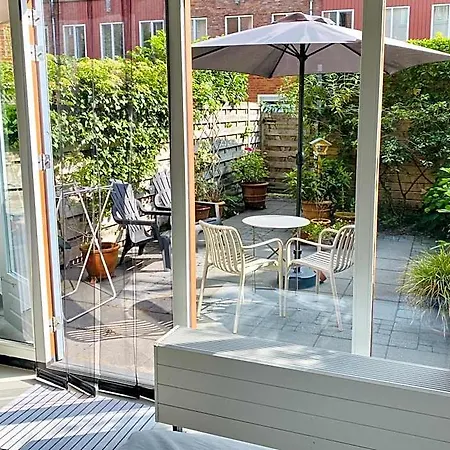 Private Studio, Patio Garden And Free Car Parking Bed & Breakfast 4*