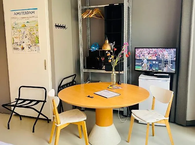 Private Studio, Patio Garden And Free Car Parking 4*