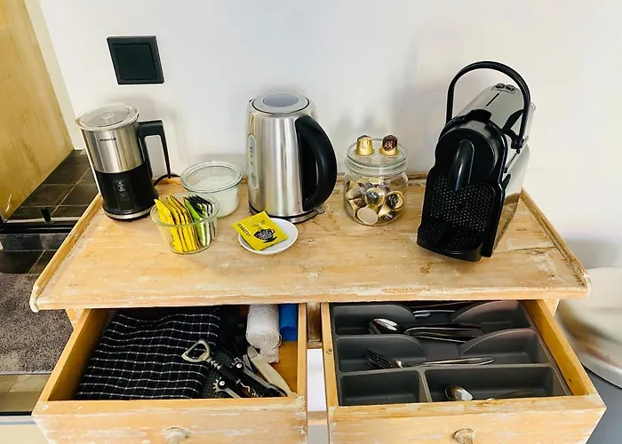 Private Studio, Patio Garden And Free Car Parking B&B 4*