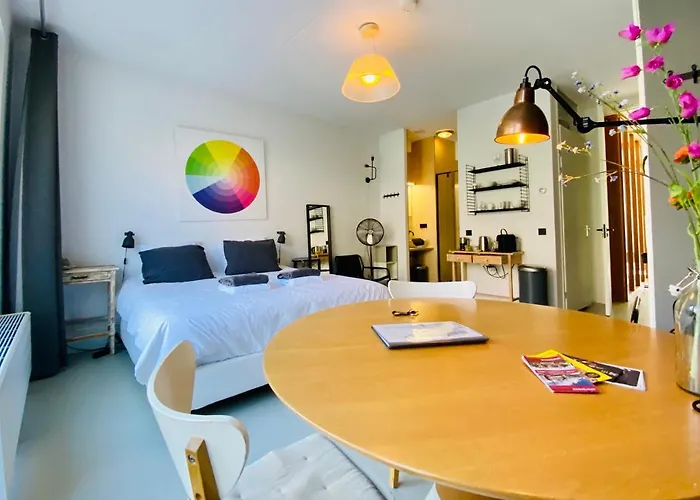 Private Studio, Patio Garden And Free Car Parking 4*