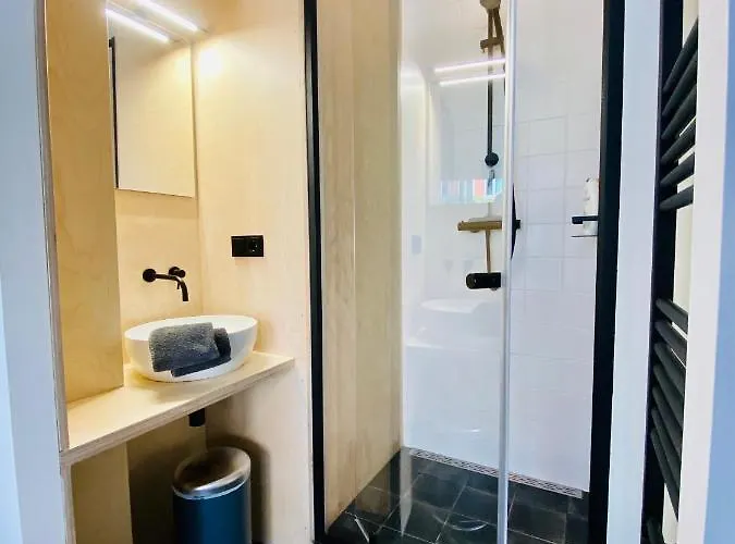 Private Studio, Patio Garden And Free Car Parking B&B 4*