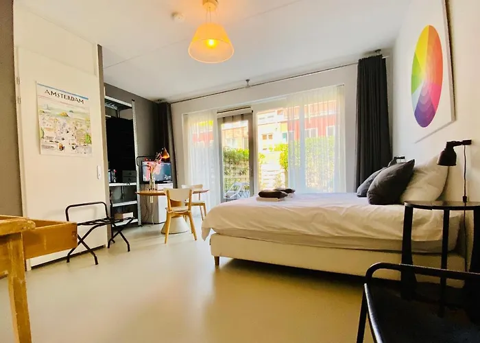 B&B Private Studio, Patio Garden And Free Car Parking