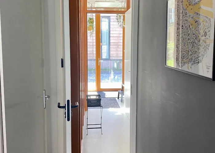 Private Studio, Patio Garden And Free Car Parking 4*