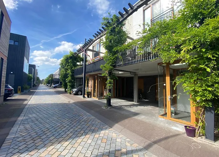 B&B Private Studio, Patio Garden And Free Car Parking 암스테르담