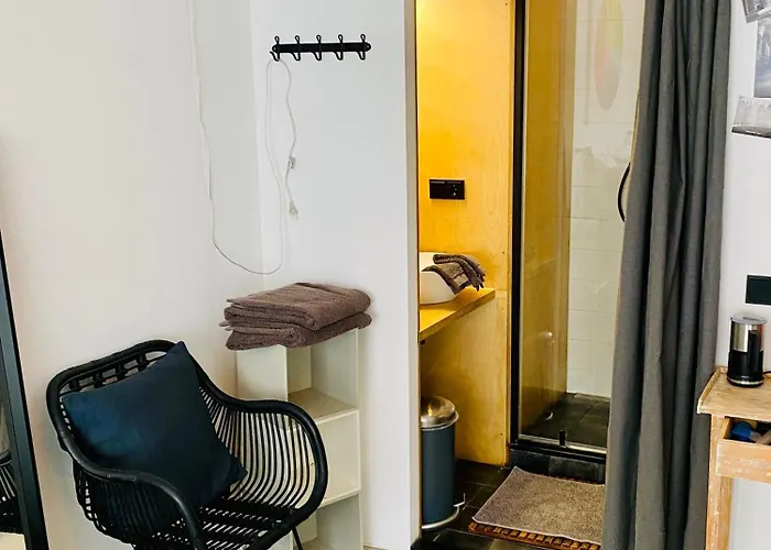 Private Studio, Patio Garden And Free Car Parking B&B