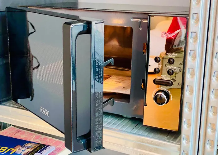 Private Studio, Patio Garden And Free Car Parking