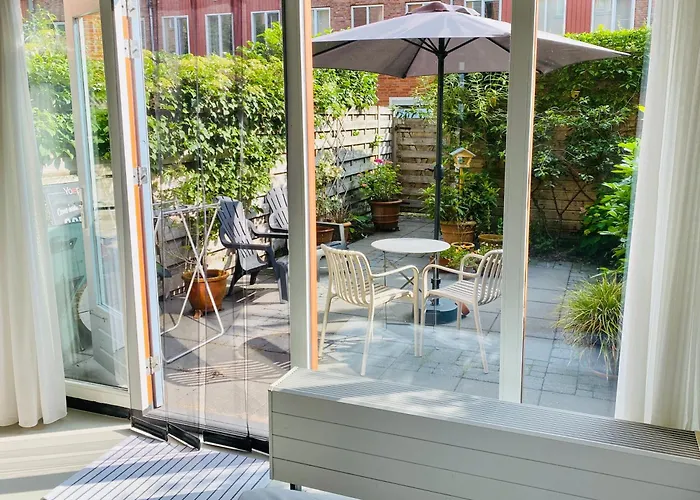 B&B Private Studio, Patio Garden And Free Car Parking