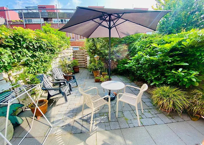 Private Studio, Patio Garden And Free Car Parking B&B 4*