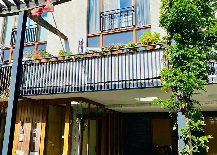 B&B Private Studio, Patio Garden And Free Car Parking 암스테르담