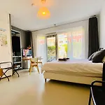 Bed & Breakfast Private Studio, Patio Garden&free Car Parking