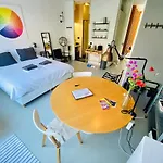 Bed & Breakfast Private Studio, Patio Garden&free Car Parking 4*
