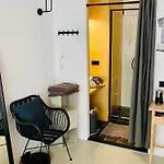 Private Studio, Patio Garden&free Car Parking Bed & Breakfast