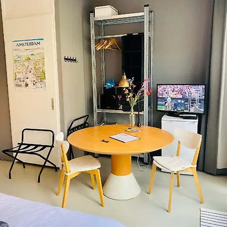 Private Studio, Patio Garden And Free Car Parking 4*