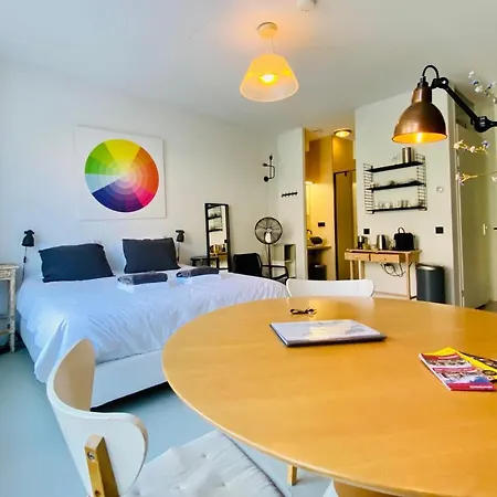 Private Studio, Patio Garden And Free Car Parking 4*