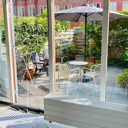 Bed and Breakfast Private Studio, Patio Garden And Free Car Parking