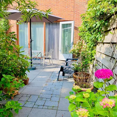 Bed and Breakfast Private Studio, Patio Garden And Free Car Parking 4*
